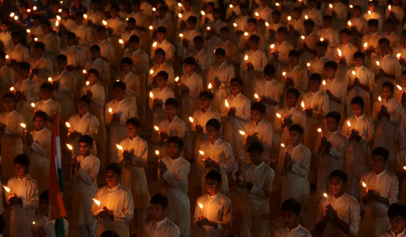 Students pay tribute to fallen Indian soldiers. Photo: Reuters