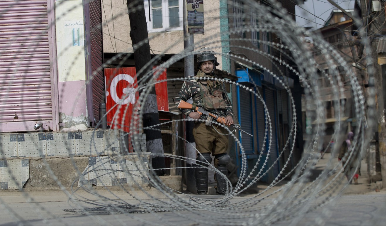 An Indian paramilitary soldier near a barbed-wire barricade. February 24, 2019. Photo: AP