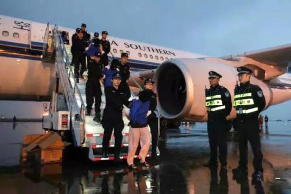 Dozens of suspects have been extradited from Malaysia back to China. (Picture: oeeee.com)
