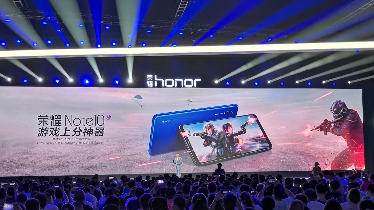 Honor says the reduced bezels mean the phone is still comfortable to hold. (Picture: SCMP)
