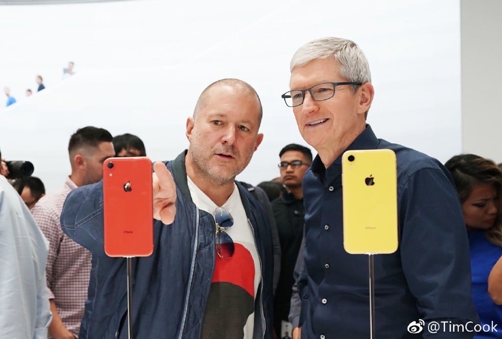 Apple released this photo on Weibo of CEO Tim Cook (right) and chief designer Jony Ive looking at the iPhone XR. (Picture: Tim Cook via Weibo)