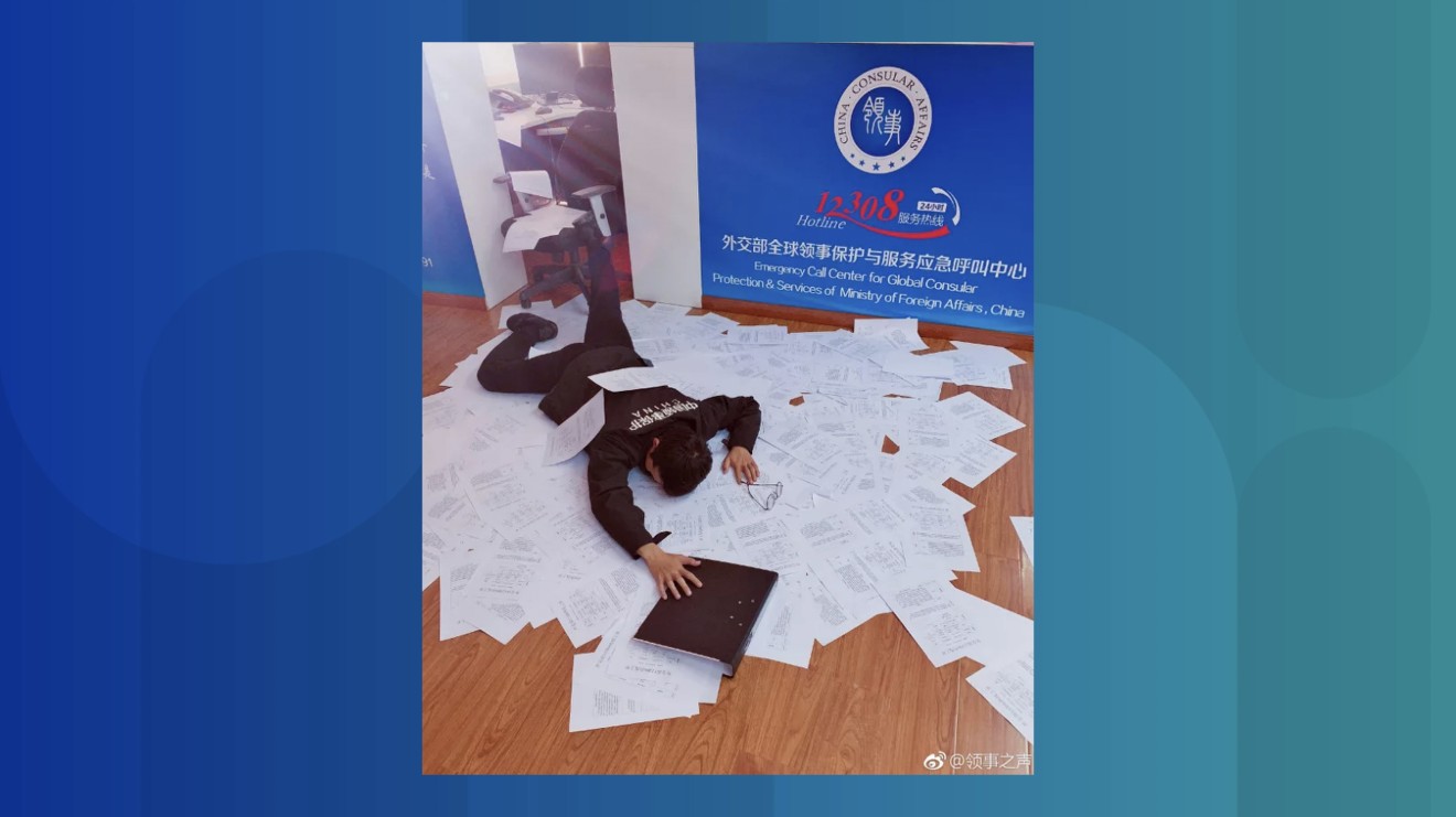 A staffer at the Chinese Ministry of Foreign Affairs drown in paperwork. (Picture: Weibo)
