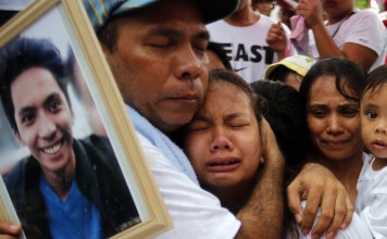 The family of Ephraim Escudero, a victim of extrajudicial killing in the Philippines, mourn during his burial at a cemetery in San Pedro city on September 30. President Rodrigo Duterte's war on drugs has killed more than 7,000 people since his election last summer, with polling showing most of the public believe the police have carried out extrajudicial killings. Photo: EPA-EFE