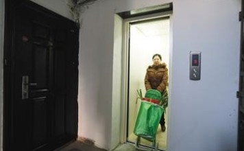 The lift was installed in an old building where there was previously no elevator. Photo: Chinanews.com