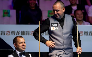 Mark Williams shares a joke at the Macau Masters. Photo: Macau Masters