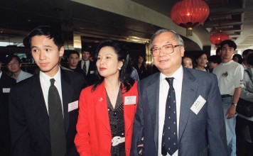 Gordon Wu (right), with his wife Ivy and son Thomas, in 1994.