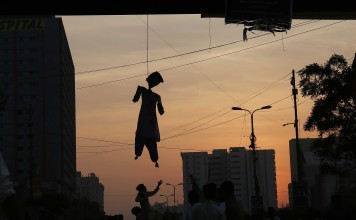 An effigy of Asia Bibi, a Christian woman accused of blasphemy, is held up during a rally in Karachi, Pakistan, on November 21. Radical Muslims have protested against the Supreme Court’s decision to acquit the woman. Photo: EPA