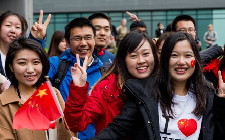 Chinese students show support for Chinese President Xi Jinping as he arrives to tour the National Graphene Institute at Manchester University in English in October 2015. Photo: AFP