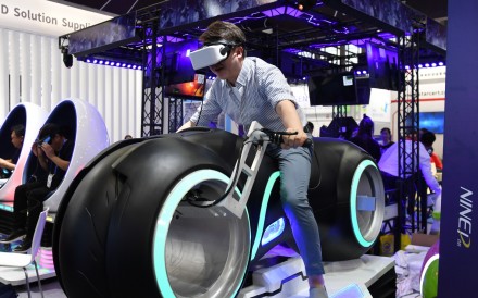 A visitor experiences VR at the 20th China Hi-Tech Fair (CHTF) in Shenzhen, south China's Guangdong Province, Nov. 14, 2018. Photo: Xinhua
