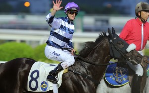 Reigning champion Zac Purton salutes the crowd after bringing up his fifth win of the day on Packing Llaregyb in the final race. Photo: Kenneth Chan