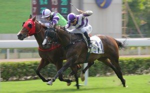Joao Moreira cracks the whip on Goldweaver on his way to a Class Five victory. Photos: Kenneth Chan 