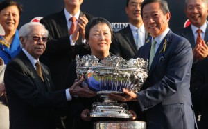 Cornel Li receives the Hong Kong Mile trophy from Jockey Club chairman Simon Ip Sik-on. Photo: Kenneth Chan
