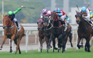 Race 6, Right Call (L), ridden by Joao Moreira, won the class 4 over 1400m at Sha Tin on 27Dec15.