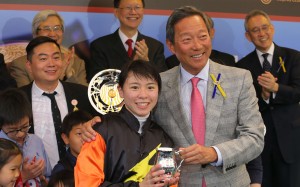 Race 8, MCQUEEN, ridden by Kei Chiong Ka-kei, won the Beijing Clubhouse Anniversary Cup(class 3, 1800m) at Sha Tin. Chairman Simon Ip Sik-on presents the trophy to jockey. 10APR16
