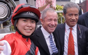 Kei Chiong celebrates her 20th win in Hong Kong with legends Felix Coetzee and Tony Cruz. Her milestone came on Cruz-trained Multiexpress. Photo: Kenneth Chan
