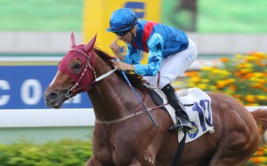 Race 8, Rapper Dragon, ridden by Joao Moreira, won the Lion Rock Trophy(HK Group 3, 1600m) at Sha Tin. 29MAY16