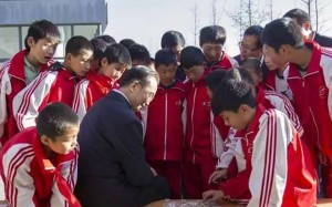 China’s former premier Wen Jiabao plays chess with secondary school pupils in Luliang, Shanxi province. Photo: Handout