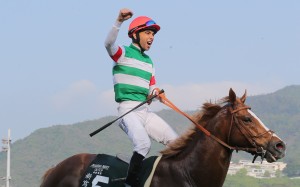 Joao Moreira punches the air after winning the 2017 Audemars Piguet QE II Cup on Neorealism. Photos: Kenneth Chan.