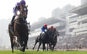 Highland Reel (left) holds off his rivals to capture his second Hong Kong Vase. Photos: Kenneth Chan