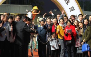 Connections of Pingwu Spark pose for photos after winning on Sunday. Photos: Kenneth Chan