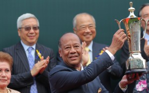 Kerm Din collects the QE II Cup trophy. Photos: Kenneth Chan