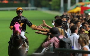 Zac Purton high fives fans after Top Score’s win at Happy Valley. Photos: Kenneth Chan.