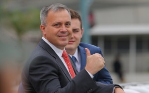 Caspar Fownes gives the thumbs up after a winner. Photos: Kenneth Chan