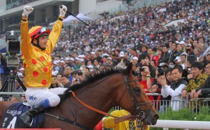 Douglas Whyte celebrates after winning the 2013 Hong Kong Cup with Akeed Mofeed. Photo: Kenneth Chan