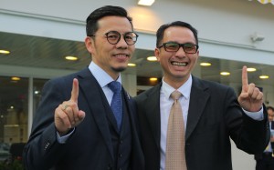 Frankie Lor celebrates his 100th winner with his assistant trainer Talley Chan. Photos: Kenneth Chan