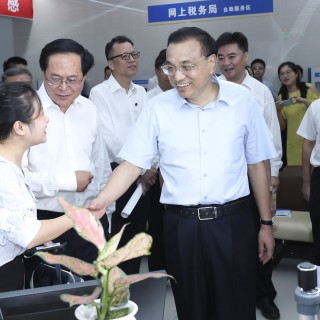 Chinese Premier Li Keqiang (centre) said it is a priority for the government to provide a level playing field for all businesses, domestic and foreign. Photo: Xinhua