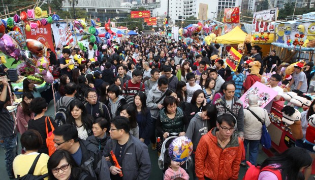 Thousands flock to Victoria Park for Lunar New Year Fair | South China