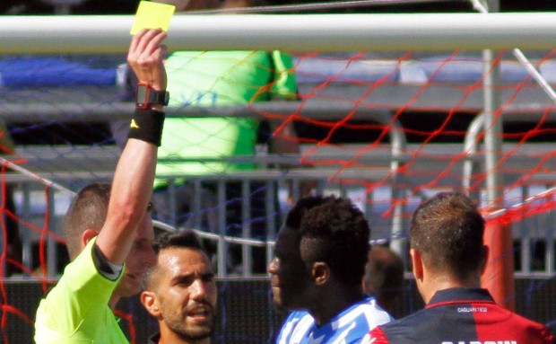 Referee Daniele Minelli shows the yellow card to Pescara's Sulley Muntari. Photo: AP