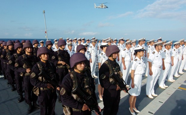 Naval officers and members of the special force unit of the Chinese Naval Third Escort Fleet take part in a ceremony in 2009 commemorating the end of an escort mission against pirates in the Gulf of Aden. Photo: Xinhua