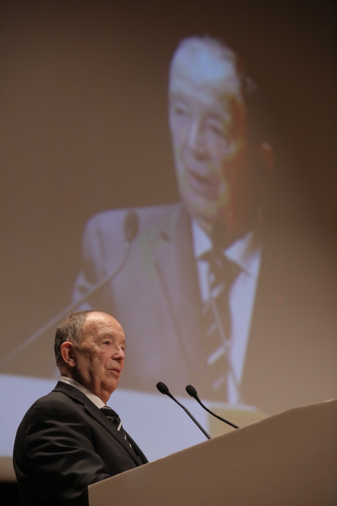 Professor Jean-Pierre Changeux, Emeritus Professor of<br />
Neuroscience at the Institut Pasteur and Collège de France