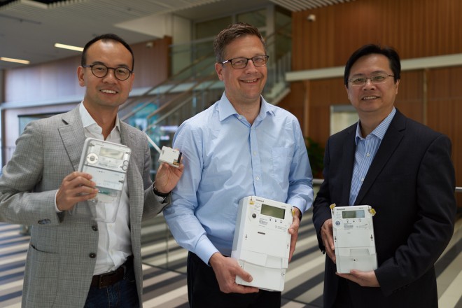 Synap’s smart energy solution is enabled by a specially developed power meter and IoT modem. (Picture, left) CEO Frank Tsui, Vice President Dr Andreas Gaarder and CTO Thomas Kwan.