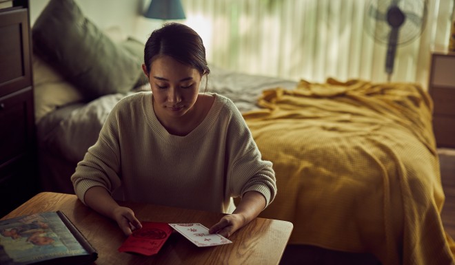 Yang Yang, who has avoided her parents for years, has decided to take matters into her own hands and written an explanation with a “meet me halfway” ticket attached.