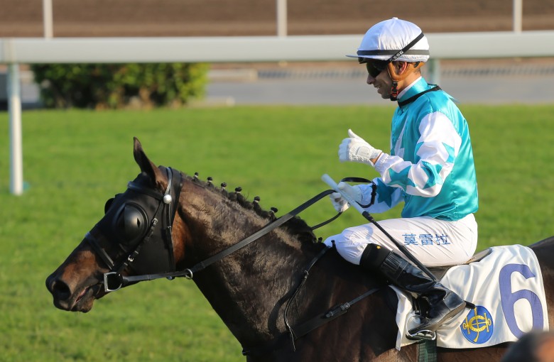 Race 7, Hit The Bid, ridden by Joao Moreira, won the class 4 over 1400m(all weather track) at Sha Tin on 19Dec15.