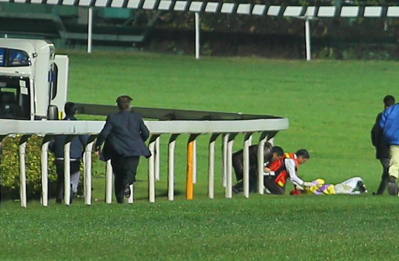 Race 1, Joao Moreira fell down from the horse Funny Fortune at Happy Valley on 03Feb16.