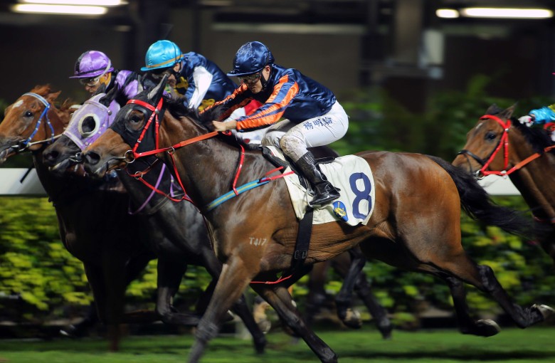 Keith Yeung storms to the line aboard Red Marvel in the last race to complete trainer John Size’s treble for the night. Photos: Kenneth Chan