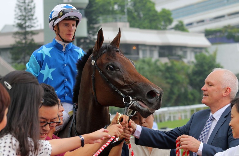 Jockey Zac Purton, Jing Jing Win and trainer David Hall debrief after Sunday’s win. Photos: Kenneth Chan