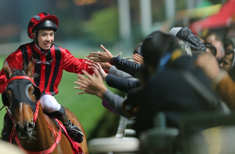 Jack Wong celebrates with the fans after winning aboard Dinozzo on Wednesday night. Photos: Kenneth Chan