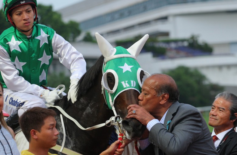 Kerm Din kisses Pakistan Star after Matthew Chadwick’s second win on the horse as trainer Tony Cruz looks on. Photos: Kenneth Chan.