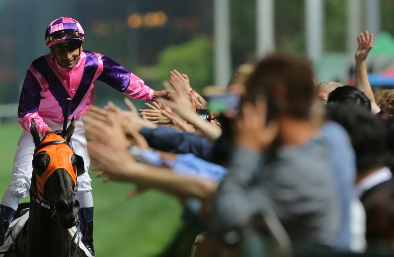 Karis Teetan celebrates his win aboard Pretty Bauhinia with the fans. Photos: Kenneth Chan