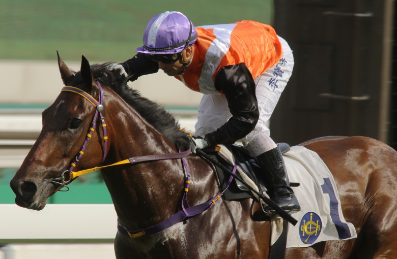 Umberto Rispoli gives Cruising a pat after winning at Sha Tin on Sunday. Photos: Kenneth Chan