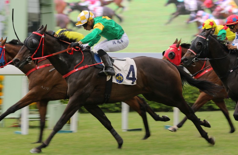 Silvestre de Sousa pushes out Let Us Win to beat home Ever Laugh in a photo finish. Photos: Kenneth Chan