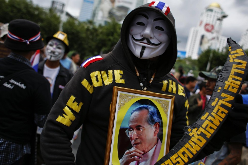 white-masked-middle-class-the-latest-group-to-take-to-thailand-s