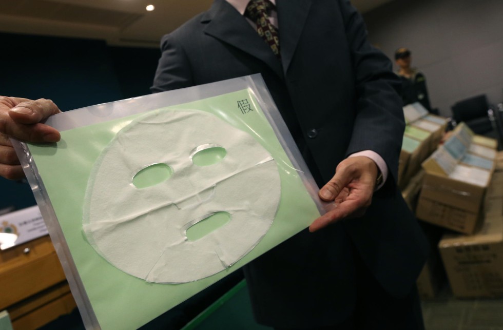 Customs officers bust syndicate supplying fake masks of popular