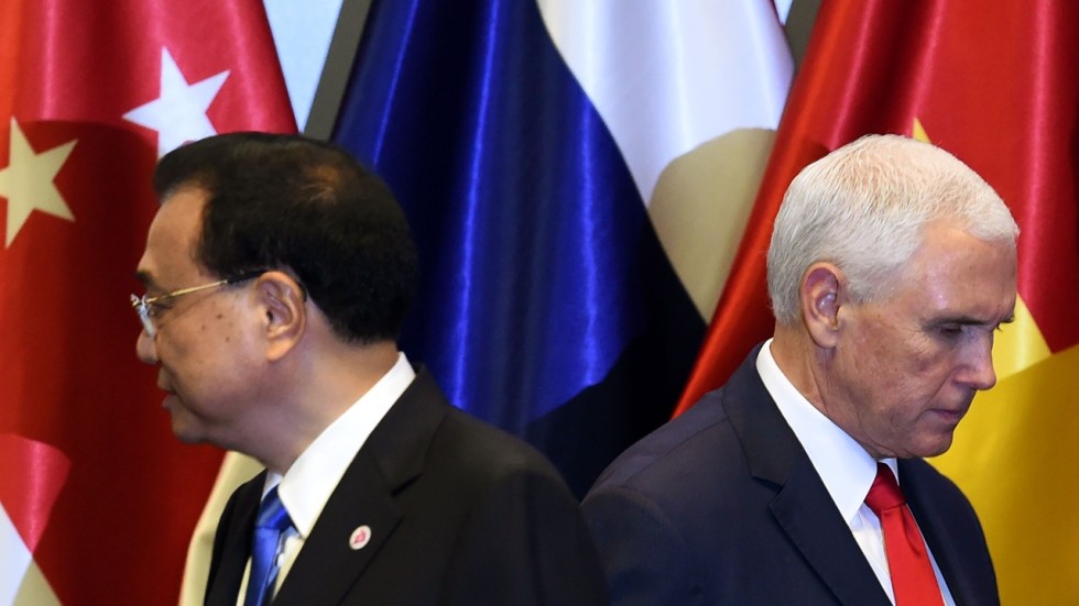 Hasil gambar untuk Singapore leader Lee Hsien Loong warns region may have to choose between China and US