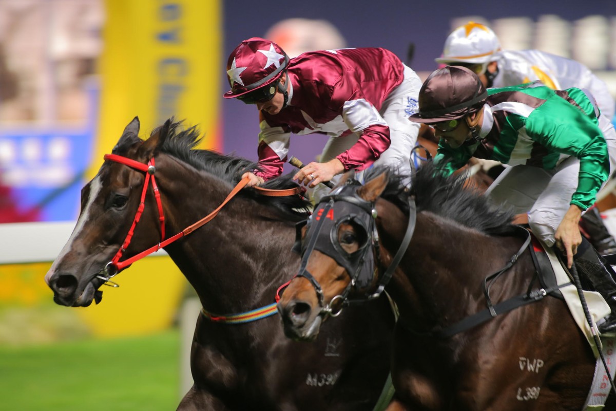 Zac Purton brings Hei Hei Posh (inside) from a long way back to beat Super Strike in Class Four over 2,200m in November. Photo: Kenneth Chan