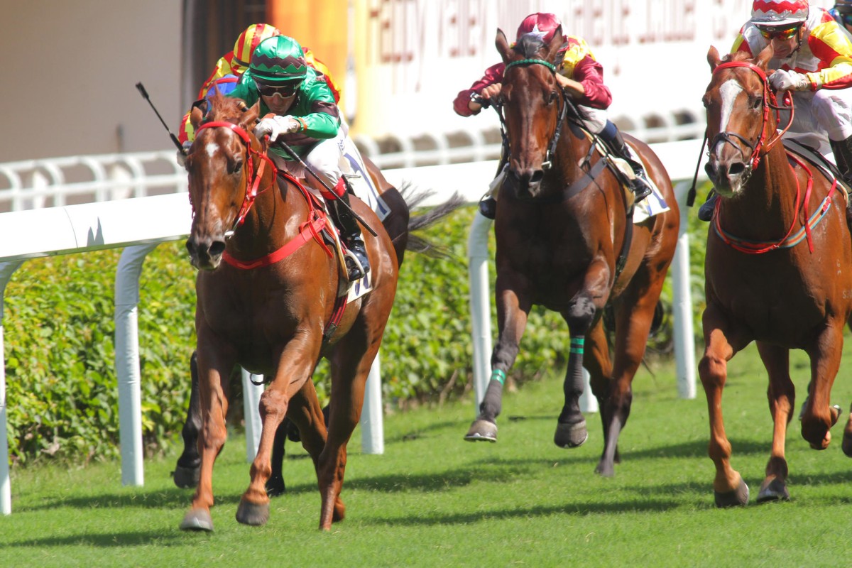 Longwah Amber (Douglas Whyte) hits the line powerfully in the second race. Photo: Kenneth Chan